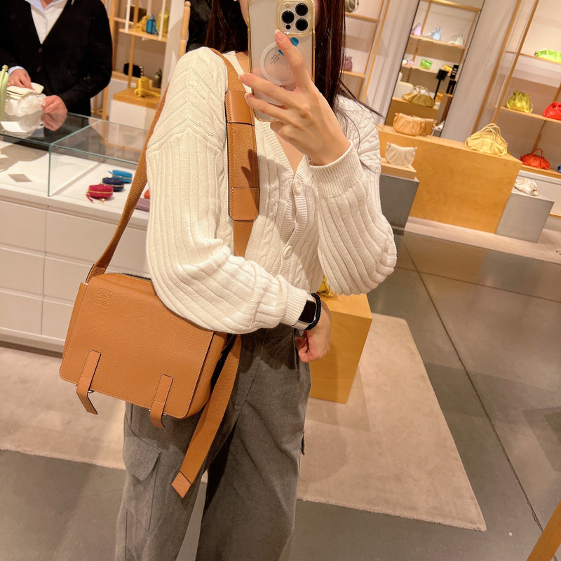 Loewe 焦糖郵差包