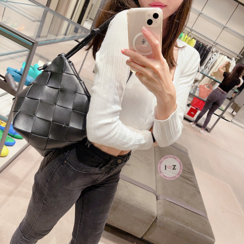 Bottega Veneta 黑邊隻水桶 701916